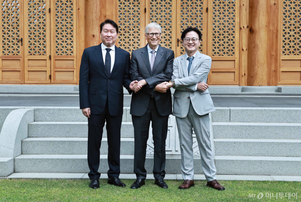 From left, SK Group Chairman Chey Tae-won, TerraPower Chairman Bill Gates and Industry Minister Kim Jung-kwan pose for a photo after discussing ways to expand South Korean companies' participation in TerraPower's small modular reactor projects in Seoul on Aug. 14. / Courtesy of the Ministry of Trade, Industry and Energy