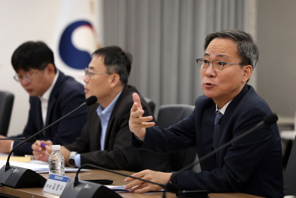 20일 국립현대미술관에서 열린 '학교예술강사와 생활체육지도자 노정협의체' 출범 기념 간담회에서 김영수 문체부 1차관(오른쪽)이 발언하고 있다. /사진제공 = 문화체육관광부
