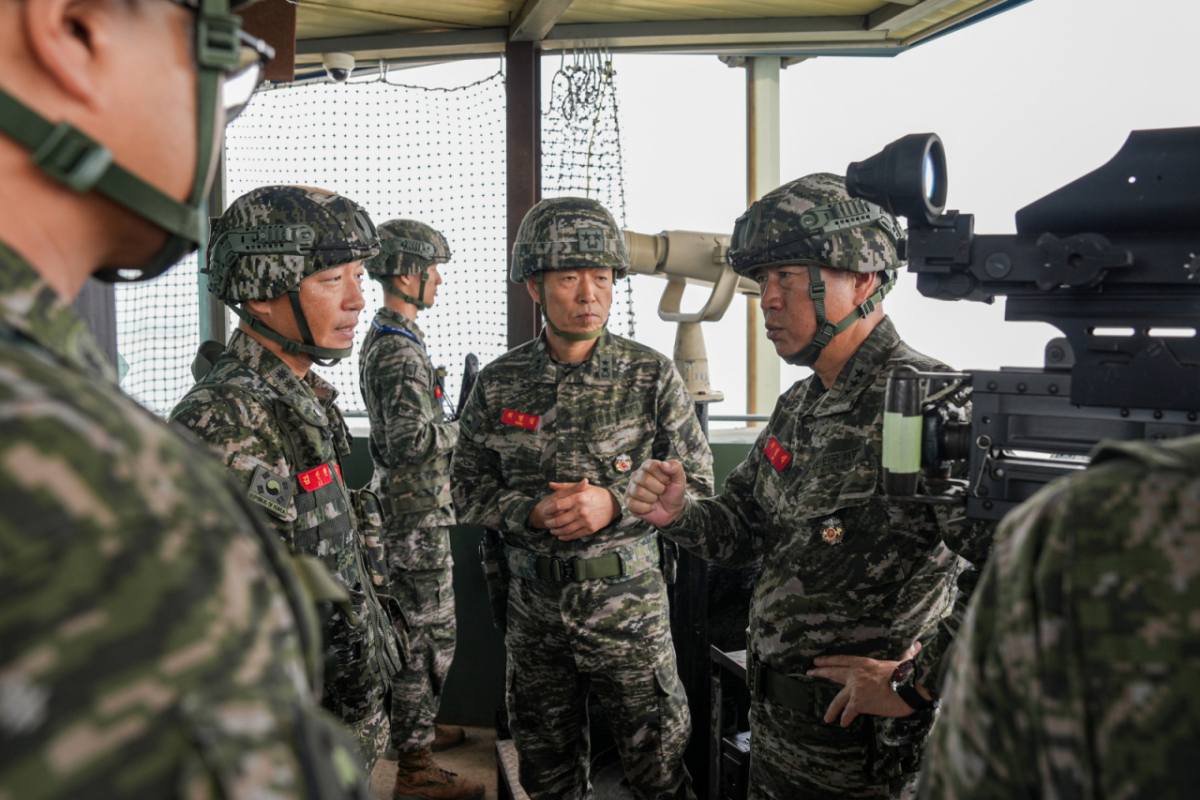 (서울=뉴스1) = 주일석 해병대사령관이 추석연휴 첫날인 24일 교동도 전방 초소를 방문해 작전 현황과 군 대비태세를 점검하고 있다. (해병대 제공. 재판매 및 DB 금지) 2026.9.24/뉴스1 Copyright © 뉴스1. All rights reserved. 무단 전재 및 재배포, AI학습 이용 금지. /사진=(서울=뉴스1)