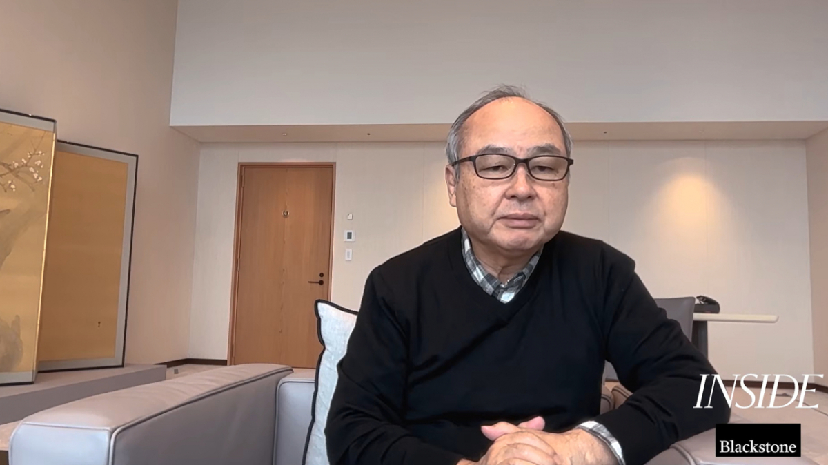 일본 소프트뱅크그룹의 손정의 회장이 미국 투자회사 블랙스톤의 팟캐스트 '인사이드 블랙스톤(Inside Blackstone)'와 진행한 화상 인터뷰에서 인공지능(AI)에 대한 남다른 애정을 드러냈다. 그는 평일에는 하루 약 3시간, 주말에는 7시간씩 AI를 활용하고 있다고 한다. 사진은 인사이드 블랙스톤 인터뷰 화면 갈무리./사진=블랙스톤 인사이드 유튜브 채널 화면 갈무리.
