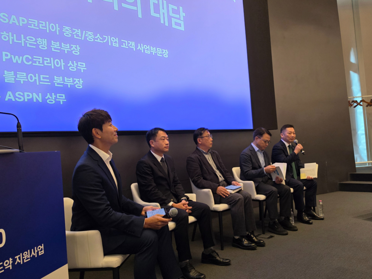 참석자들이 SAP 넥스트 100 기자단감회에서 발언하고 있다. (왼쪽부터) 이성훈 ASPN 이성훈 상무, 천재문 PwC컨설팅 상무, 천석범 블루어드 본부장, 박태준 하나은행 본부장./사진=이찬종 기자
