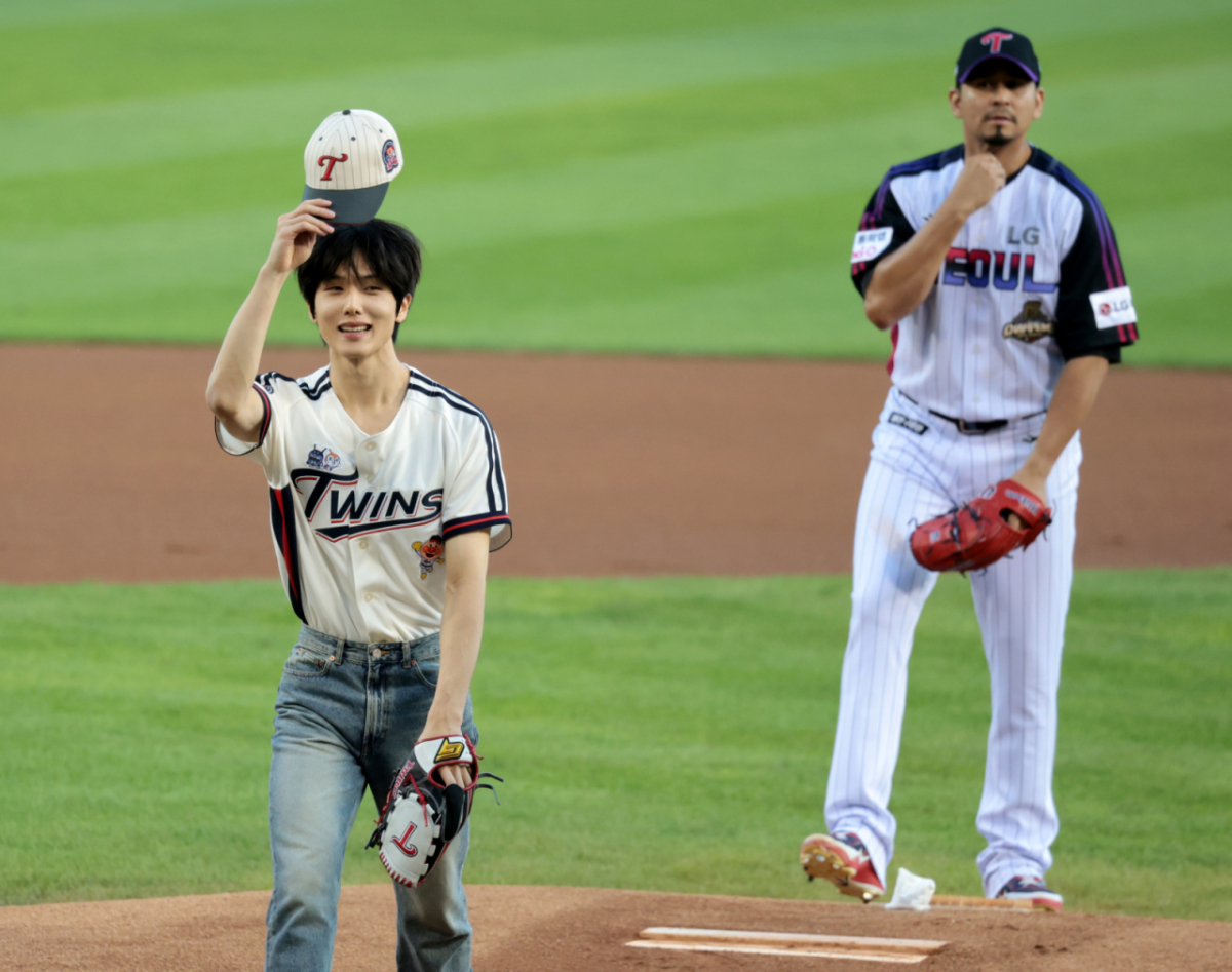 NCT 지성(박지성)이 4일 잠실야구장에서 열린 2026KBO리그 삼성라이온즈와 LG트윈스 경기에 앞서 승리기원시구를 하고 있다. 선발투수 카라스코가 지성의 시구를 지켜보고 있다. 2026.09.04. /사진=강영조 cameratalks@