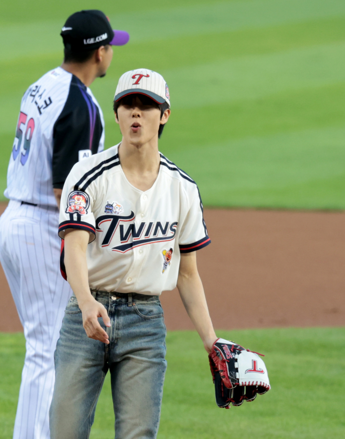 NCT 지성(박지성)이 4일 잠실야구장에서 열린 2026KBO리그 삼성라이온즈와 LG트윈스 경기에 앞서 승리기원시구를 하고 있다. 선발투수 카라스코가 지성의 시구를 지켜보고 있다. 2026.09.04. '제대로 포수미트에 꽂혔다!' /사진=강영조 cameratalks@