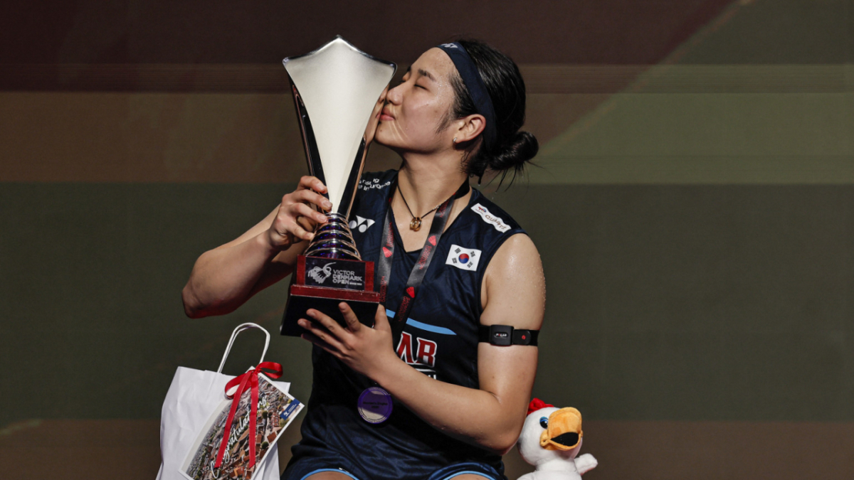 안세영이 18일 덴마크 오덴세에서 열린 BWF 월드투어 슈퍼 750 덴마크오픈 여자 단식 결승에서 우승을 차지한 뒤 트로피에 입을 맞추고 있다. /사진=세계배드민턴연맹(BWF) 공식 홈페이지 갈무리