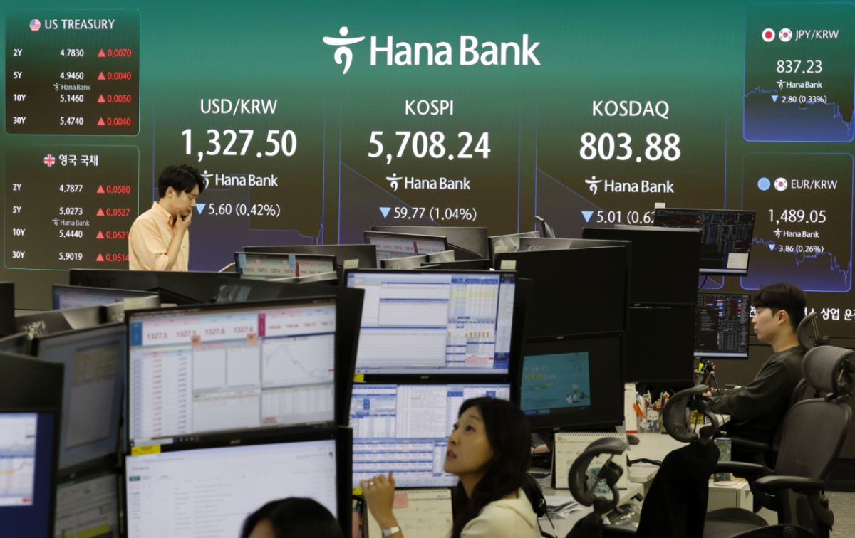 [Seoul=NEWSIS] Reporter Kim Hye-jin = On the 20th, major indices are displayed on a large screen in the dealing room of Hana Bank in Jung-gu, Seoul. The KOSPI opened at 5733.57, down 34.44 points (0.60%) from the previous trading day. The KOSDAQ index started trading at 805.37, down 3.52 points (0.44%) from the previous trading day. The won-dollar exchange rate is trading at 1,329.0 won. October 20, 2026. jini@newsis.com /Photo=Kim Hye-jin