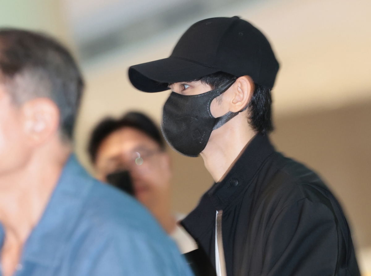배우 김수현이 자신에 대한 허위 사실을 유포한 혐의로 운영자가 구속기소된 유튜브 채널 '가로세로연구소'(가세연)를 폐쇄해 달라고 유튜브 측에 요청했다. 사진은 김수현이 인도네시아 자카르타에서 열린 현지 민영방송사 RCTI의 개국 37주년 특집 생방송 ‘마하카르야 RCTI 37’(Mahakarya RCTI 37) 일정을 마치고 지난 8월 25일 오전 인천국제공항을 통해 귀국하고 있는 모습. /사진=뉴스1