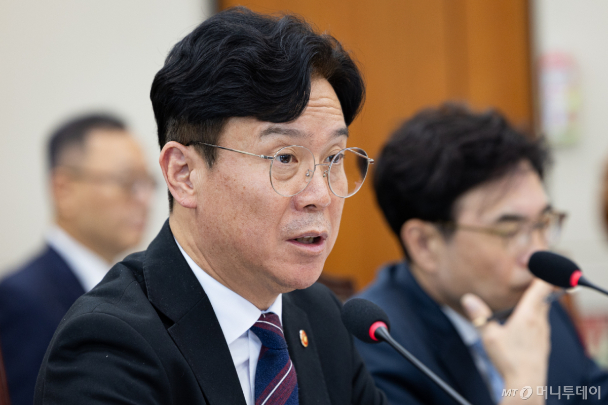 (서울=뉴스1) 유승관 기자 = 김영훈 고용노동부 장관이 13일 서울 여의도 국회에서 열린 기후에너지환경노동위원회의 고용노동부에 대한 국정감사에 출석해 의원 질의에 답하고 있다. 2026.10.13/뉴스1 Copyright © 뉴스1. All rights reserved. 무단 전재 및 재배포, AI학습 이용 금지. /사진=(서울=뉴스1) 유승관 기자