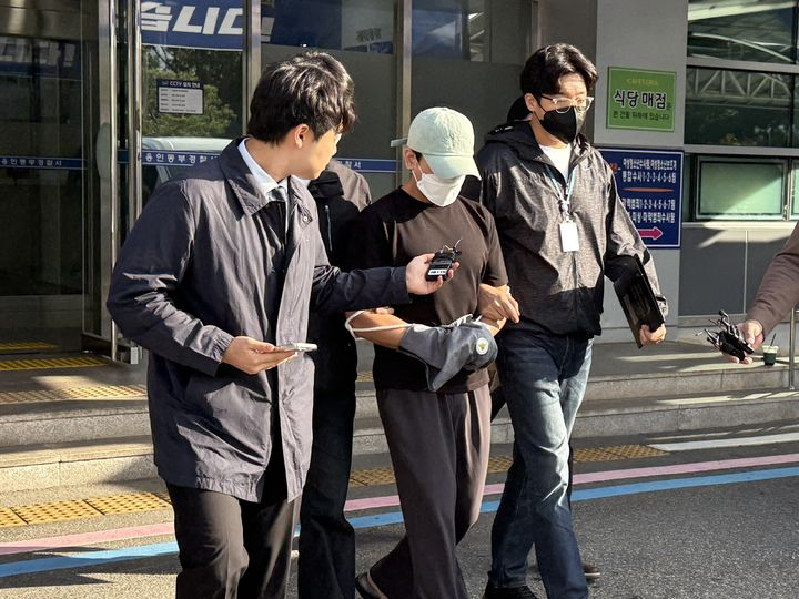 생후 2개월 된 딸을 주먹으로 10여 차례 때려 숨지게 한 40대 친부 A씨가 아동학대살해 혐의로 공소청에 넘겨졌다. 그는 숨진 딸에게 마지막으로 할 말이 없느냐는 물음에 사과하면서도 살해 의도는 없었다고 주장했다. 사진은 구속 송치되는 A씨. /사진=뉴시스
