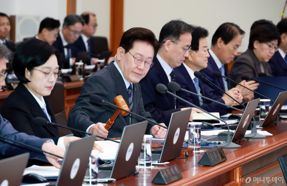 [서울=뉴시스] 김진아 기자 = 이재명 대통령이 20일 청와대에서 열린 국무회의에서 개회를 선언하고 있다. 2026.10.20. bluesoda@newsis.com /사진=김진아