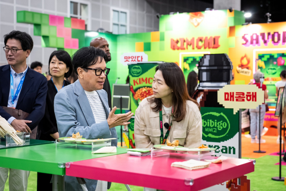 이재현 CJ그룹 회장이 지난 8월 미국 LA에서 열린 '올리브영 페스타 LA 2026' 현장을 찾아 관계자와 대화하고 있다./사진=CJ그룹
