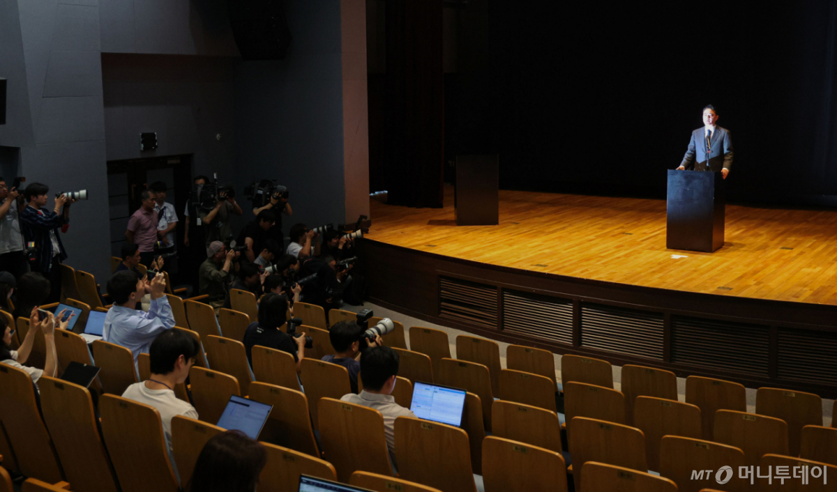 [서울=뉴시스] 권창회 기자 = 홍정도 중앙홀딩스 부회장이 15일 서울 마포구 중앙일보빌딩에서 중앙그룹 계열사 기업회생절차 신청 관련 기자회견을 열고 사과하고 있다. 2026.06.15. kch0523@newsis.com /사진=권창회