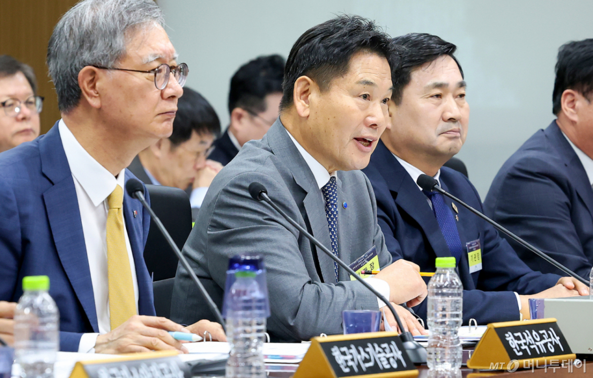 [대구=뉴시스] 이무열 기자 = 홍의락 한국가스공사 사장이 19일 대구 동구 한국가스공사 본사에서 열린 2026년도 국회 산자중기위원회의 한국가스공사, 한국석유공사, 강원랜드, 대한석탄공사, 한국가스기술공사, 한국가스안전공사, 한국석유관리원, 한국광해광업공단에 대한 국정감사에서 질의에 답변하고 있다. 2026.10.19. lmy@newsis.com /사진=이무열