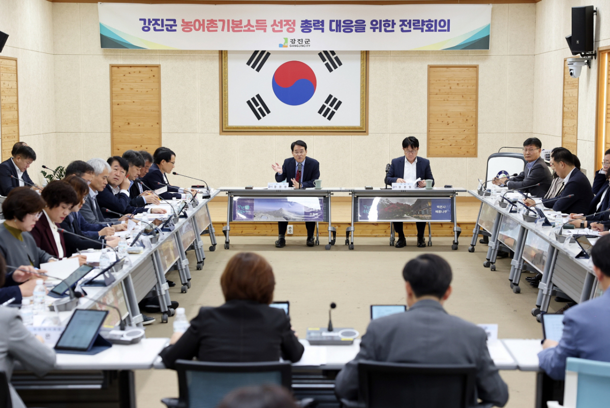 농어촌기본소득 선정 전략회의에서 발언 중인 강진원 군수( 정면 중앙)/사진제공=강진군
