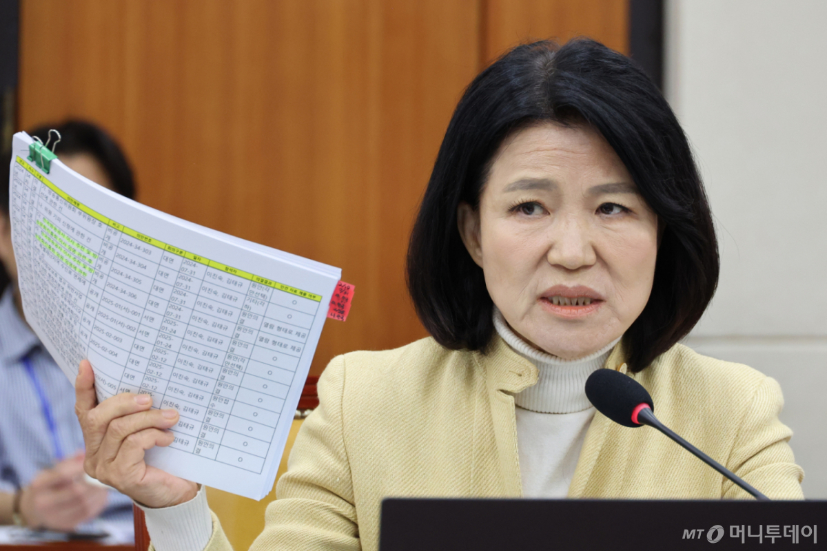 (서울=뉴스1) 신웅수 기자 = 이진숙 국민의힘 의원이 16일 서울 여의도 국회에서 열린 과학기술정보방송통신위원회의 한국방송공사 등에 대한 국정감사에서 의사진행 발언을 하고 있다. 2026.10.16/뉴스1 Copyright © 뉴스1. All rights reserved. 무단 전재 및 재배포, AI학습 이용 금지. /사진=(서울=뉴스1) 신웅수 기자