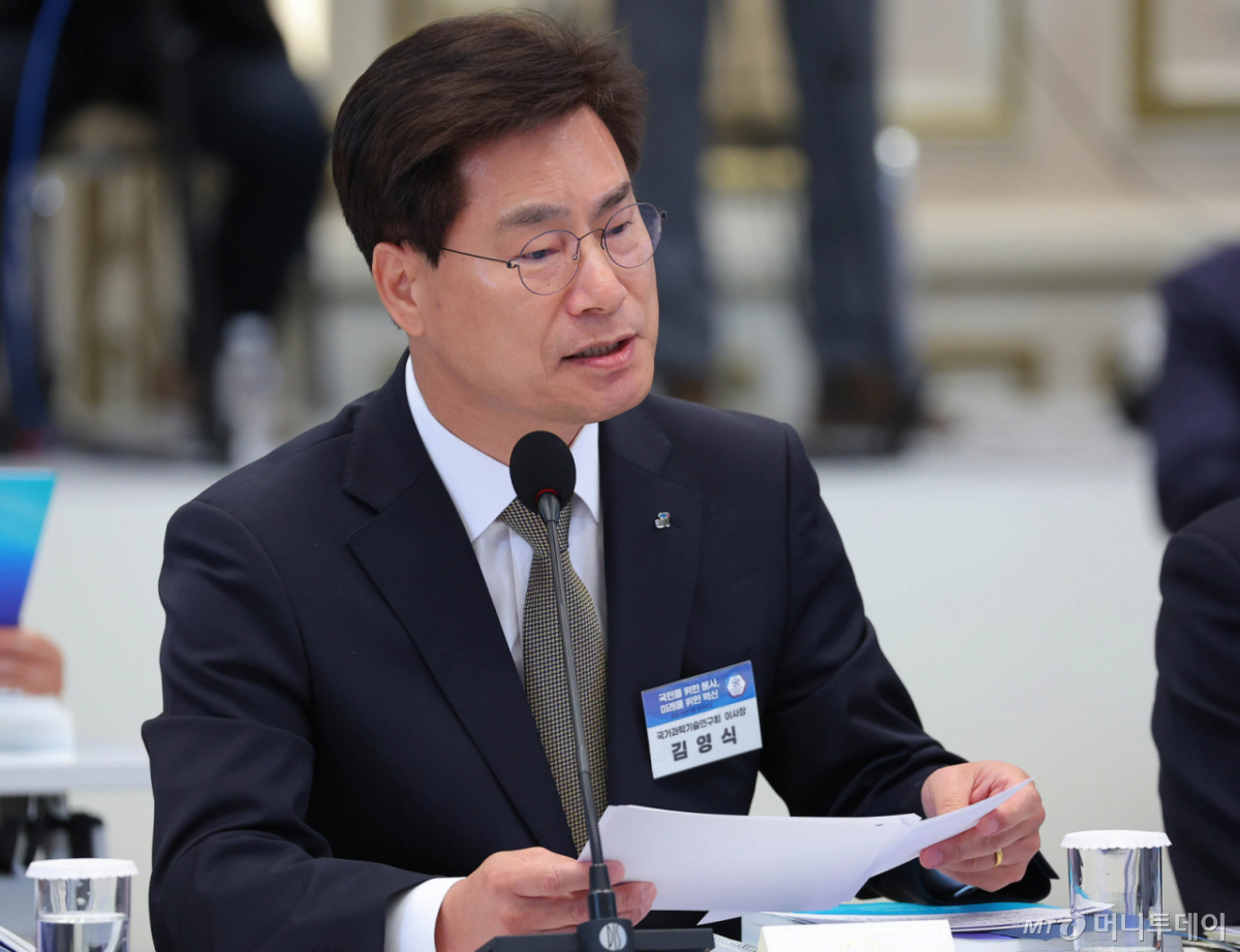 사진은 김영식 국가과학기술연구회 이사장이 지난 4월 청와대에서 열린 공공기관 및 유관기관 업무보고에서 발언하는 모습 /사진=뉴시스