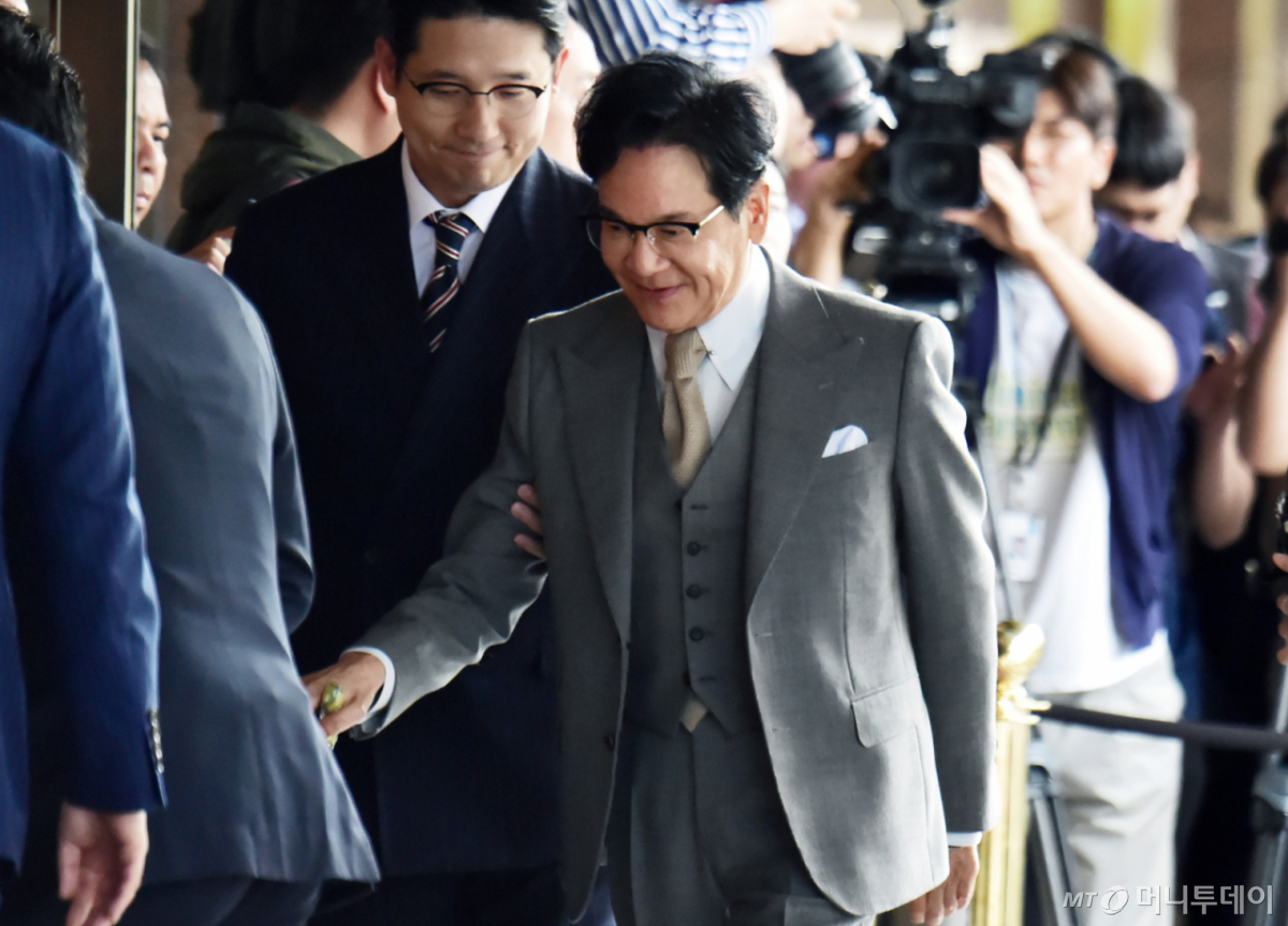 이재현 CJ그룹 회장이 28일 서울 중구 소공동 롯데호텔에서 열린 무함마드 빈 자이드 알 나하얀 아랍에미리트(UAE) 대통령과의 간담회를 갖기 위해 입장하고 있다. 이날 취재 현장에는 조현준 효성 회장을 시작으로 김동관 한화그룹 부회장, 허태수 GS그룹 회장, 이재용 삼성전자 회장, 방시혁 하이브 의장, 정기선 HD현대 부회장, 이재현 CJ그룹 회장, 조만호 무신사 총괄대표, 최태원 SK그룹 회장, 김택진 엔씨소프트 대표 등 국내 주요 기업 대표 인사들이 한국을 국빈 방문한 무함마드 빈 자예드 알 나흐얀 아랍에미리트 대통령과의 회동을 위해 차례로 도착했으며, 정의선 현대차그룹 회장은 가장 먼저 도착한 것으로 알려졌다. 28~29일 양일간 한국을 국빈 방문한 무함마드 대통령은 UAE 7개 토후국 중 최대 국인 아부다비 국왕이다. /사진=임한별(머니S)