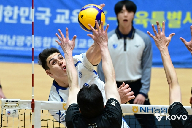 천안 현대캐피탈 선수들이 20일 여수 진남체육관에서 열린 대전 삼성화재와 2026 여수·NH농협컵 프로배구대회(KOVO컵) A조 2차전에서 호키의 공격을 가로막고 있다. /사진=KOVO 제공