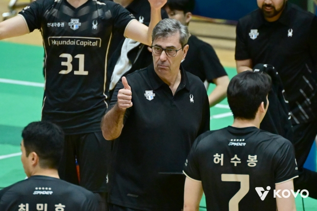 필립 블랑 천안 현대캐피탈 감독이 20일 여수 진남체육관에서 열린 대전 삼성화재와 2026 여수·NH농협컵 프로배구대회(KOVO컵) A조 2차전에서 선수들에게 엄지를 들어올리며 독려하고 있다. /사진=KOVO 제공