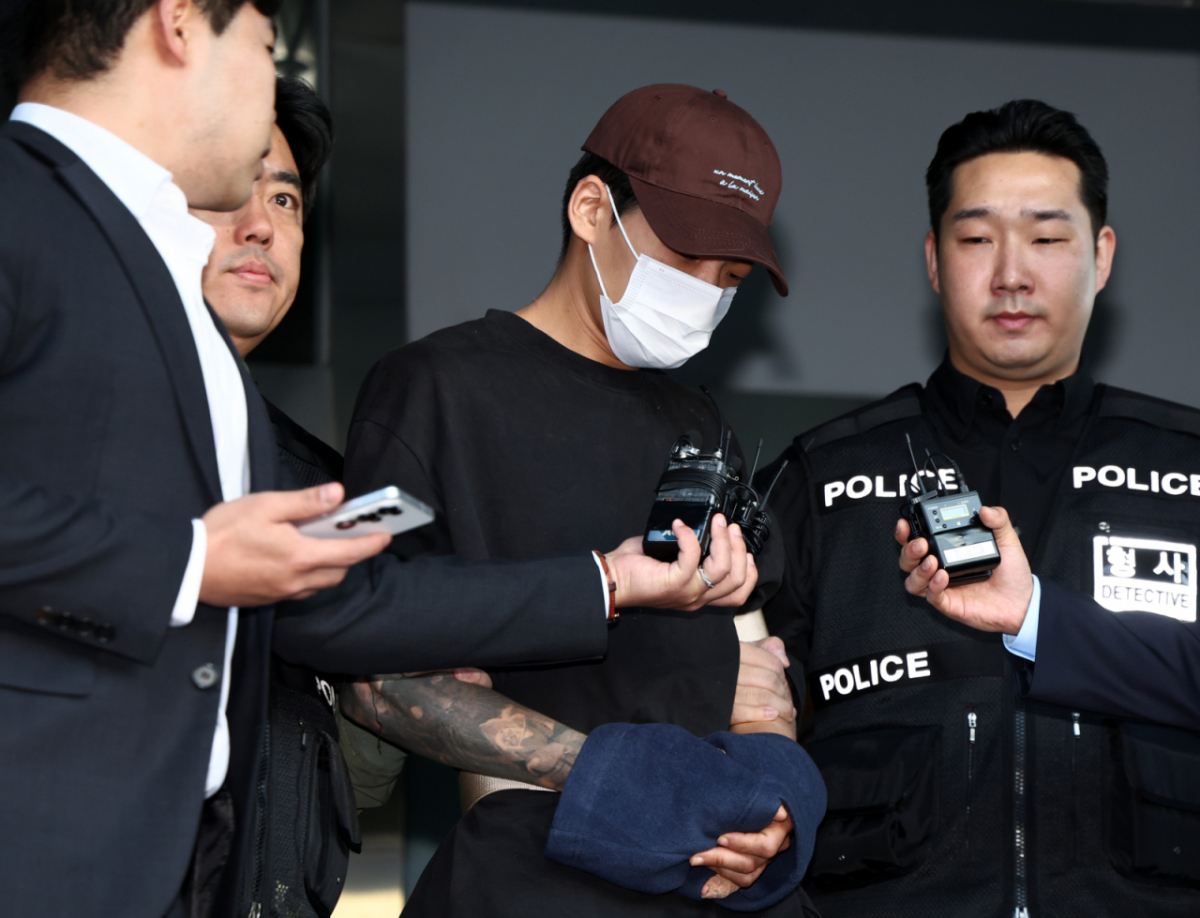 장모를 흉기로 찔러 숨지게 한 뒤 별거하던 부인을 납치해 달아난 혐의로 구속된 26살 남성 김성우가 10월20일 오전 서울 송파구 송파경찰서에서 공소청으로 송치되고 있다./사진=뉴스1.