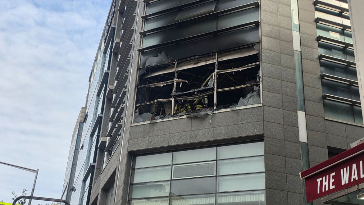 서울 강남구 역삼동 한 건물에서 화재가 발생하 20일 오후 소방 당국이 화재를 진압하고 있다./사진=신홍규 기자.