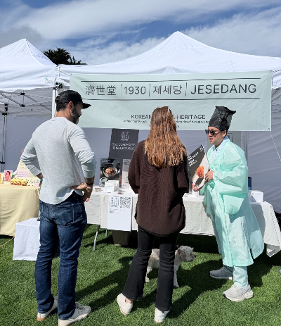 제세당 관계자가 방문객에게 제품을 설명하고 있다/사진제공=제세당