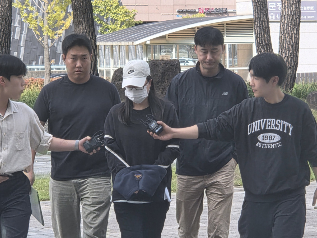 서울 송파구의 한 다세대주택 주차장에서 불을 지른 30대 여성이 20일 오후 서울동부지법에 구속 전 피의자 심문(영장실질심사)을 받기 위해 출석하고 있는 모습./사진=고지운 기자.
