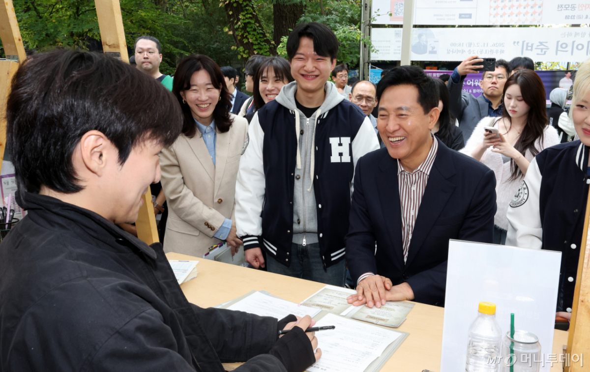 (서울=뉴스1) 박지혜 기자 = 오세훈 서울시장이 20일 서울 마포구 홍익대학교에서 열린 '서울청년 서울생활 꿀팁' 행사에 참석해 학생들과 소통하고 있다. 오 시장은 이날 청년들의 고민을 듣고 '청년 월세지원'과 '서울영커리언스' 등 서울시의 주요 청년정책을 소개했다. 2026.10.20/뉴스1 Copyright © 뉴스1. All rights reserved. 무단 전재 및 재배포, AI학습 이용 금지. /사진=(서울=뉴스1) 박지혜 기자