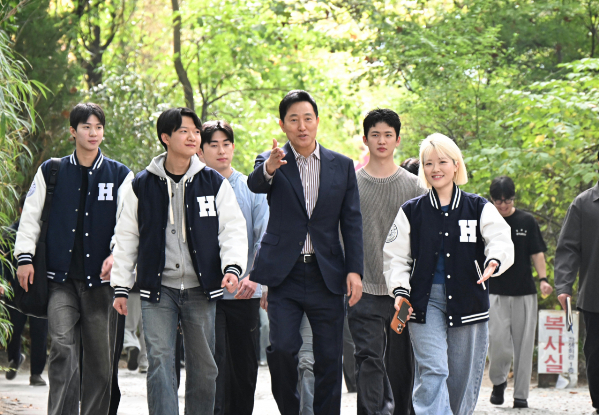 오세훈 서울시장이 20일 홍익대학교에서 열린 ‘서울청년 서울생활 꿀팁’ 행사장으로 학생들과 함께 걸어가며 이야기를 나누고 있다. /사진제공=서울시