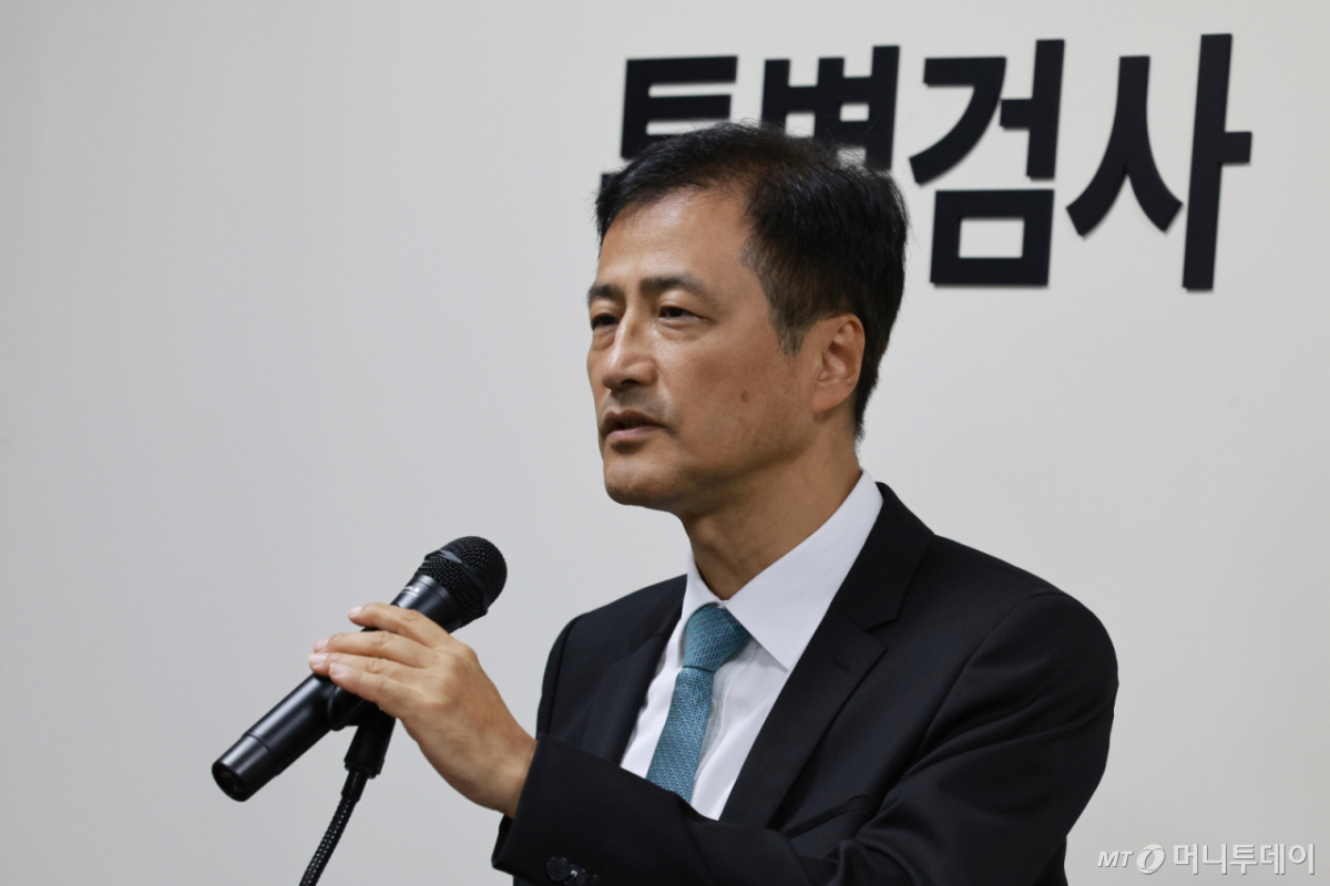6·3 지방선거 투표용지 부족 사태 등을 수사하는 이태한 선거관리위원회 특별검사가 7일 오전 서울 서초구 특검 사무실 브리핑실에서 특검보를 소개하고 있다. /사진=머니투데이 DB