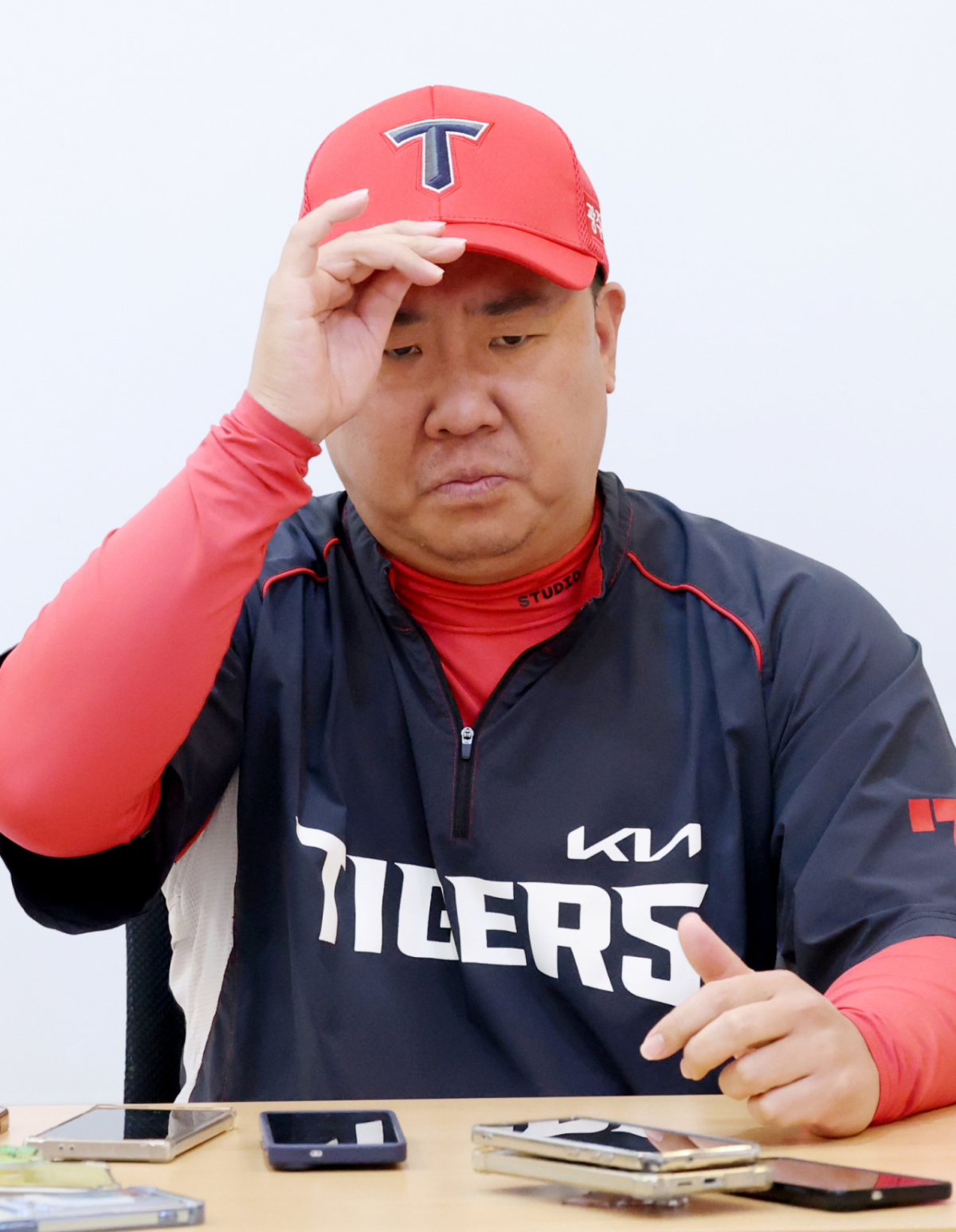2026 KBO 포스트시즌 준플레이오프(준PO) 3차전 LG 대 KIA전이 20일 서울 잠실야구장에서 열렸다. KIA 이범호 감독이 경기 전 인터뷰에서 기자들의 질문에 답하고 있다. /사진=김진경 대기자