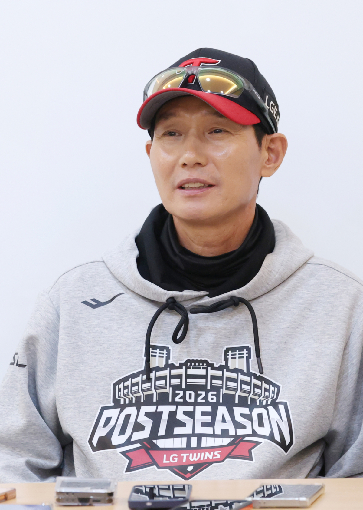 2026 KBO 포스트시즌 준플레이오프(준PO) 3차전 LG 대 KIA전이 20일 서울 잠실야구장에서 열렸다. LG 염경엽 감독이 경기 전 인터뷰에서 기자들의 질문에 답하고 있다. /사진=김진경 대기자