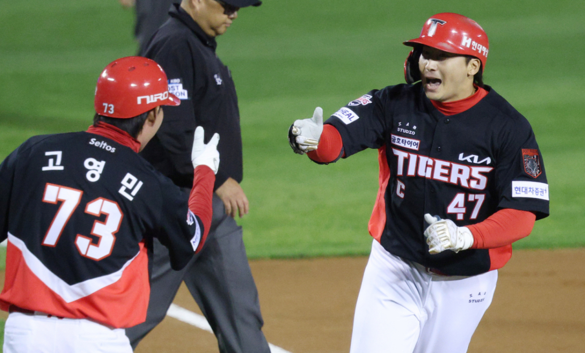 2026 KBO 포스트시즌 준플레이오프(준PO) 3차전 LG 대 KIA전이 20일 서울 잠실야구장에서 열렸다. KIA 나성범이 2회초 무사에서 LG 선발 카라스코를 상대로 선제 1점 홈런을 날리고 홈인하고 있다. /사진=김진경 대기자