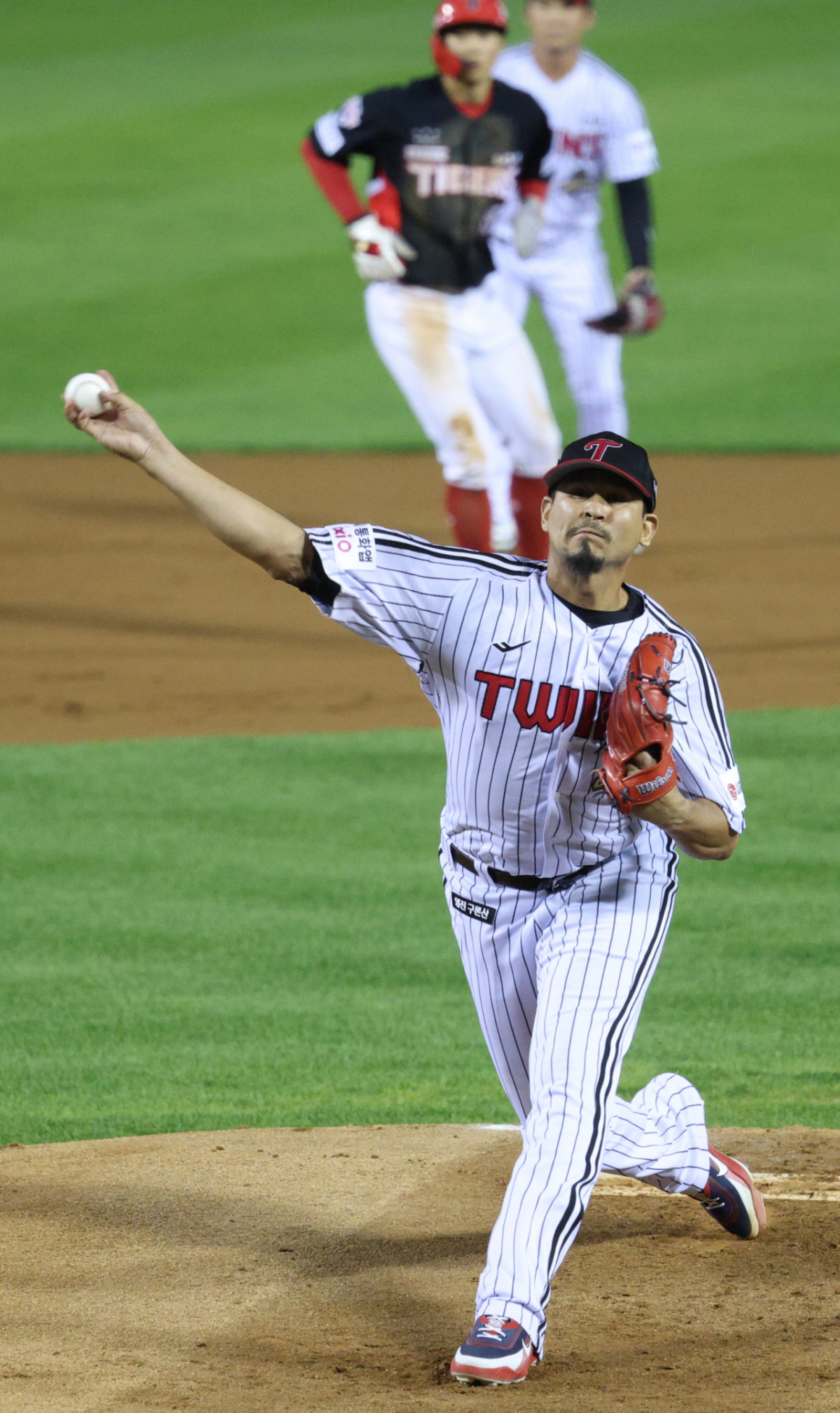 2026 KBO 포스트시즌 준플레이오프(준PO) 3차전 LG 대 KIA전이 20일 서울 잠실야구장에서 열렸다. LG 선발 카라스코가 역투하고 있다. /사진=김진경 대기자