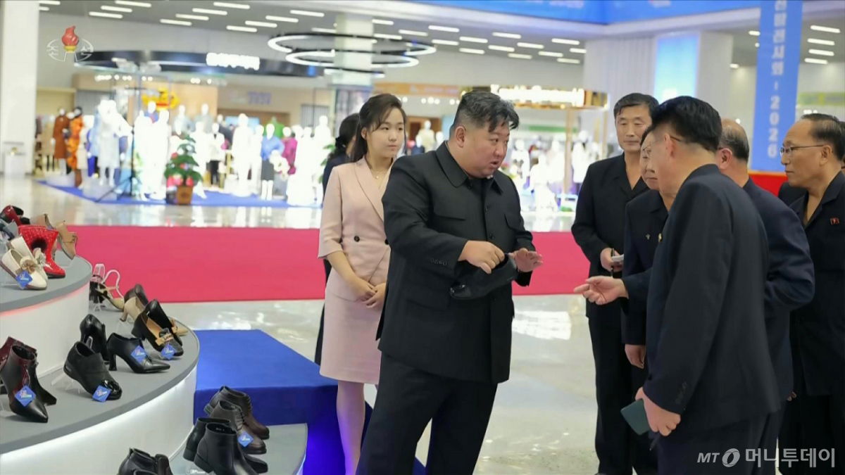 북한 조선중앙TV는 김정은 국무위원장이 지난 19일 경공업 부문 의류·신발 전시회장인 '전국피복, 신발전시회-2026'을 찾았다고 20일 보도했다. 이 자리에는 딸 김주애와 부인 리설주 여사가 함께했다. /사진=조선중앙TV 캡처