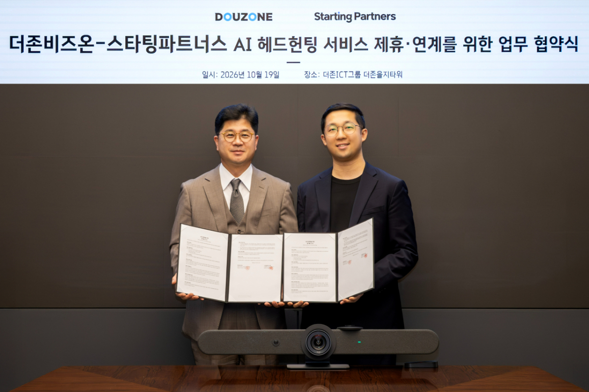 김홍찬 스타팅파트너스 대표(오른쪽)가 지용구 더존비즈온 사장과 업무협약을 맺고 있다. /사진=스타팅파트너스 제공
