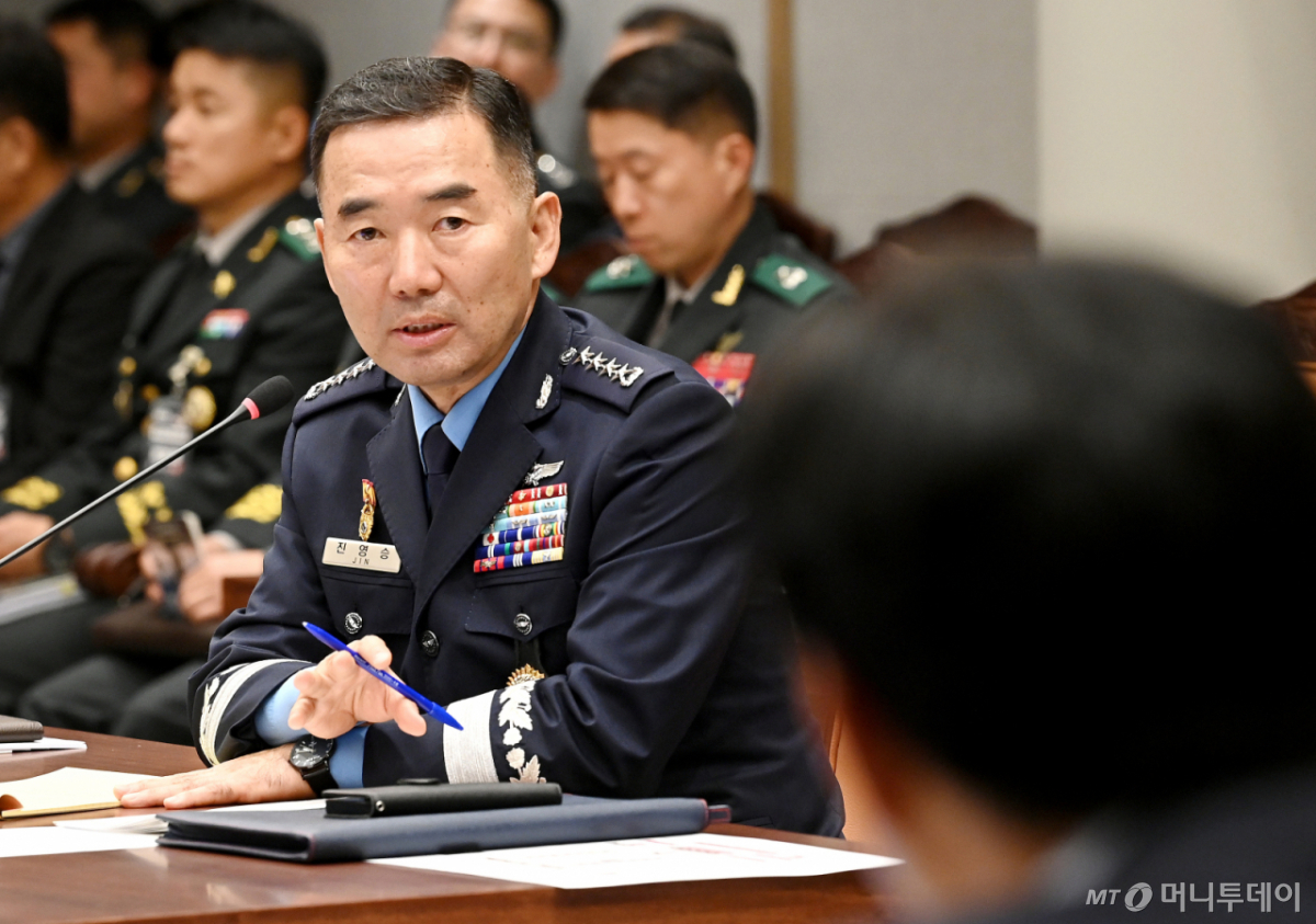 [서울=뉴시스] 국회사진기자단 = 진영승 합동참모본부 의장이 8일 오후 서울 용산구 국방부에서 열린 국회 국방위원회의 합동참모본부에 대한 국정감사에서 의원질의에 답하고 있다. 2026.10.08. photo@newsis.com 