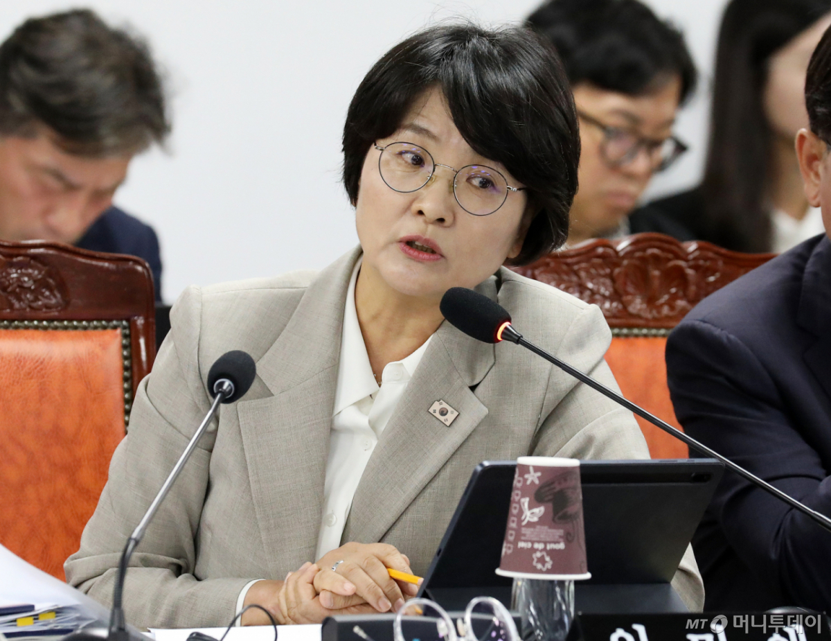 (부산=뉴스1) 윤일지 기자 = 임미애 더불어민주당 의원이 12일 부산 동구 해양수산부 별관에서 열린 농림축산식품해양수산위원회의 해양수산부, 한국수산자원공단, 한국해양수산연수원, 한국해양진흥공사 등에 대한 국정감사에서 질의하고 있다. 2026.10.12/뉴스1 Copyright © 뉴스1. All rights reserved. 무단 전재 및 재배포, AI학습 이용 금지. /사진=(부산=뉴스1) 윤일지 기자