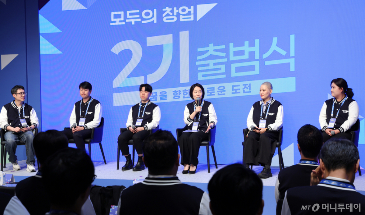 이소영 중소벤처기업부 장관과 참석자들이 20일 서울 마포구 스타트업벤처 캠퍼스(SVC)에서 열린 모두의 창업 2기 출범식에서 토론을 하고 있다./사진=뉴스1