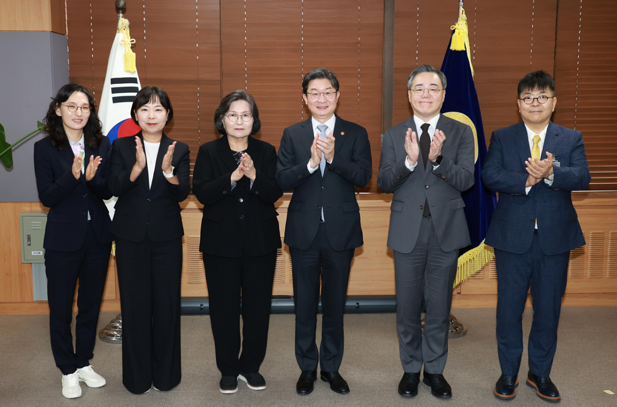 이억원 금융위원장이 20일 오후 서울 종로구 정부서울청사에서 제6기 금융위원회 옴부즈만 위촉식을 개최하고, 문미란 한국소비자단체협의회장을 위원장으로 총 5명의 외부전문가를 옴부즈만 위원으로 위촉했다. 사진 왼쪽부터 주소현 이화여자대학교 소비자학과 교수, 정지연 한국소비자연맹 사무총장, 문미란 한국소비자단체협의회 회장, 이억원 금융위원장, 김현수 부산대학교 법학전문대학원장, 서준식 숭실대학교 경제학과 교수./사진제공=금융위원회