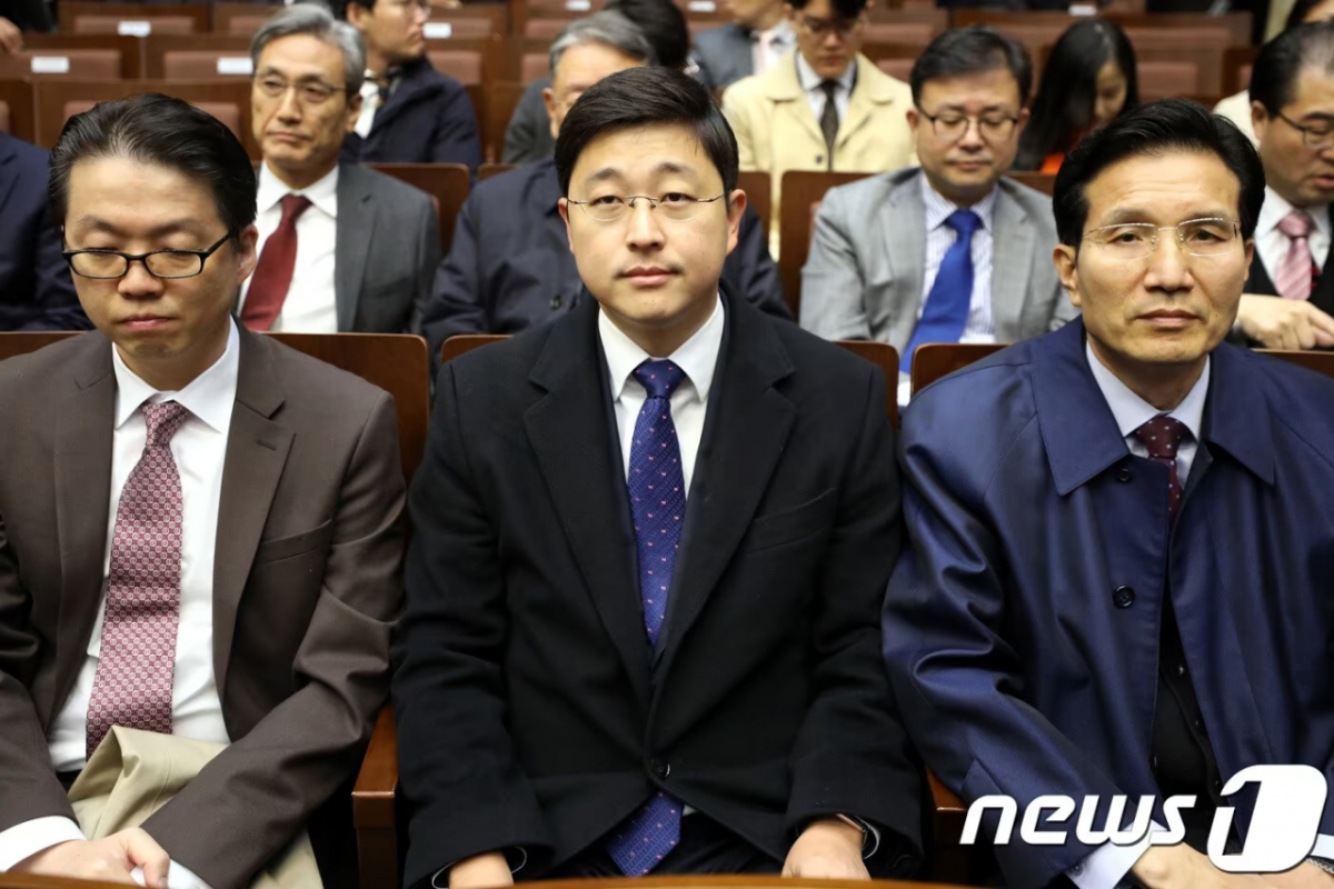 현역병 입영을 거부해 병역법 위반으로 기소된 여호와의 증인 오승헌(가운데)씨가 상고심 판결을 받기 위해 2018년 11월 1일 오전 서울 서초동 대법원 대법정에 출석해 자리에 앉아 있다./사진=뉴스1