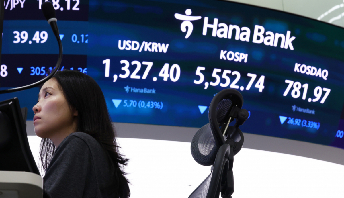 [서울=뉴시스] 전신 기자 = 코스피가 215.27포인트(3.73%) 하락한 5552.74로 마감한 20일 서울 중구 하나은행 본점 딜링룸 전광판에 코스피 등이 표시돼 있다. 2026.10.20. photo1006@newsis.com /사진=전신