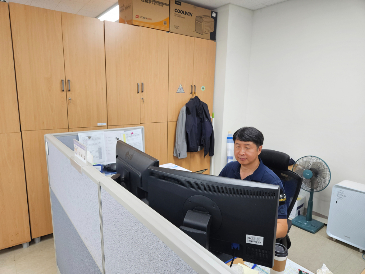 남양주북부경찰서 범죄예방대응과 범죄예방계 소속 김태호 경위(49)가 업무를 하고 있는 모습./사진=박상혁 기자.