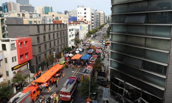 20일 서울 강남구 역삼동의 한 상가에서 화재가 발생해 소방대원들이 화재 진압을 하고 있다. /사진=뉴시스