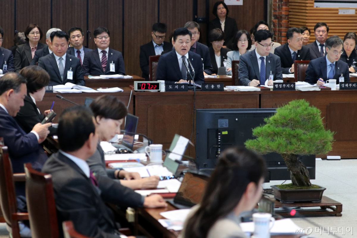 (청주=뉴스1) 김용빈 기자 = 신용한 충북지사가 20일 오전 도청 다목적관에서 열린 국회 행정안전위원회의 충북도에 대한 국정감사에서 질의에 답하고 있다. 2026.10.20/뉴스1  Copyright © 뉴스1. All rights reserved. 무단 전재 및 재배포,  AI학습 이용 금지. /사진=(청주=뉴스1) 김용빈 기자