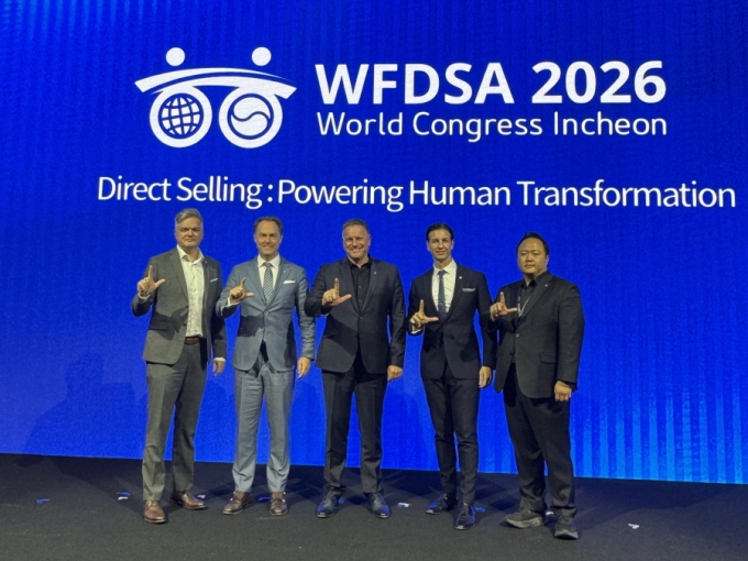 ▲20일 인천 영종구 인스파이어 리조트에서 열린 ‘2026 WFDSA 직접판매세계대회’에 피엠인터내셔널의 주요 임원진들이 모였다. (왼쪽부터) PMI IT 최고 기술 책임자 마턴 풀럽(왼쪽부터), PMI 아시아태평양(APAC) 최고책임자(CSO) 마커스 샌드스트롬, 창립자 겸 회장 롤프 소르그(가운데), PMIK 공동 대표 티모 브라이트하우프트, PMIK 공동 대표 엄태웅/사진제공=피엠인터내셔널코리아