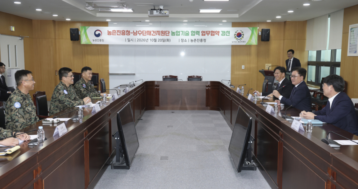 이승돈 청장과 이영인 한빛부대 22진 단장 등 양측 관계자들이 한빛농장 농업성과를 공유하고 있다. /사진제공=농촌진흥청