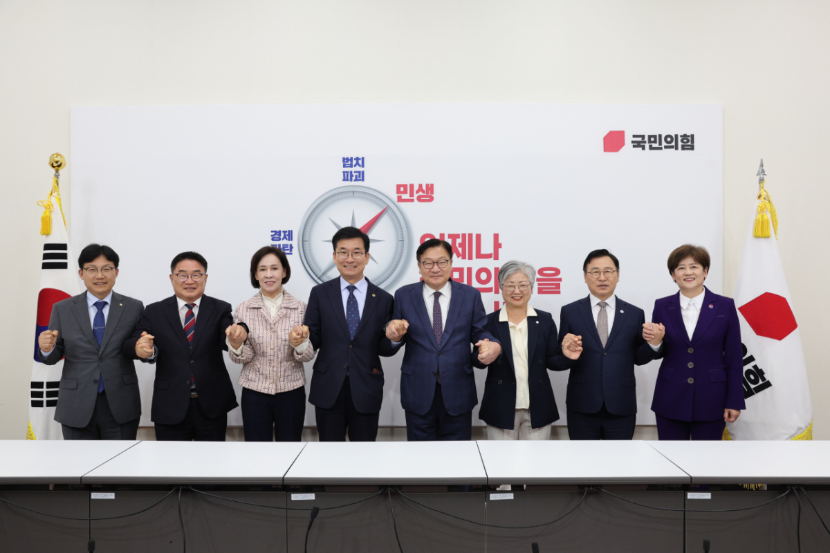 권순기 경남교육감(왼쪽에서 2번째), 정근식 대한민국교육감협의회장(오른쪽에서 2번째) 등 시·도교육감들이 국민의힘 정점식 원내대표(왼쪽에서 5번째), 이인선 교육위원회 간사(왼쪽에서 3번째) 등과 지방교육재정 안정성 확보 방안을 논의한 뒤 기념촬영을 하고 있다./사진제공=대한민국교육감협의회