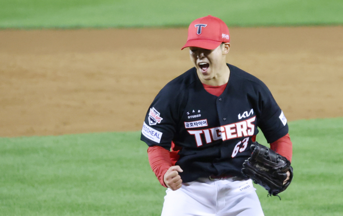 2026 KBO 포스트시즌 준플레이오프(준PO) 3차전 LG 대 KIA전이 20일 서울 잠실야구장에서 열렸다.  KIA 선발 시라카와가 5회말 2사 1루에서 LG 박동원을 삼진으로 돌려세운 후 환호하고 있다. /사진=김진경 대기자