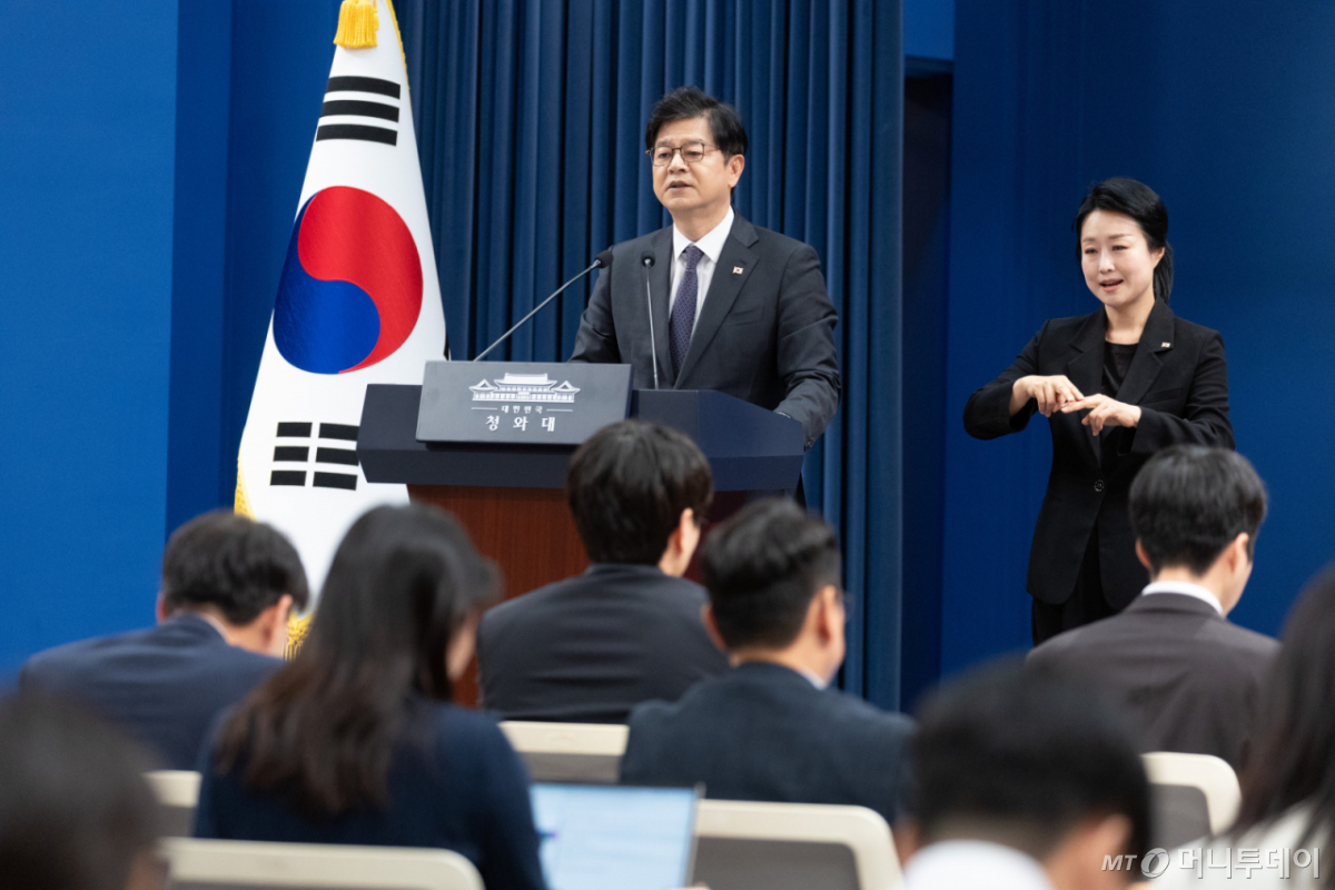 [서울=뉴시스] 조성봉 기자 = 성기홍 홍보소통수석이 1일 청와대 춘추관에서 신임 정책실장 등 인사 관련 브리핑을 하고 있다. (청와대통신사진기자단) 2026.10.01.  suncho21@newsis.com /사진=