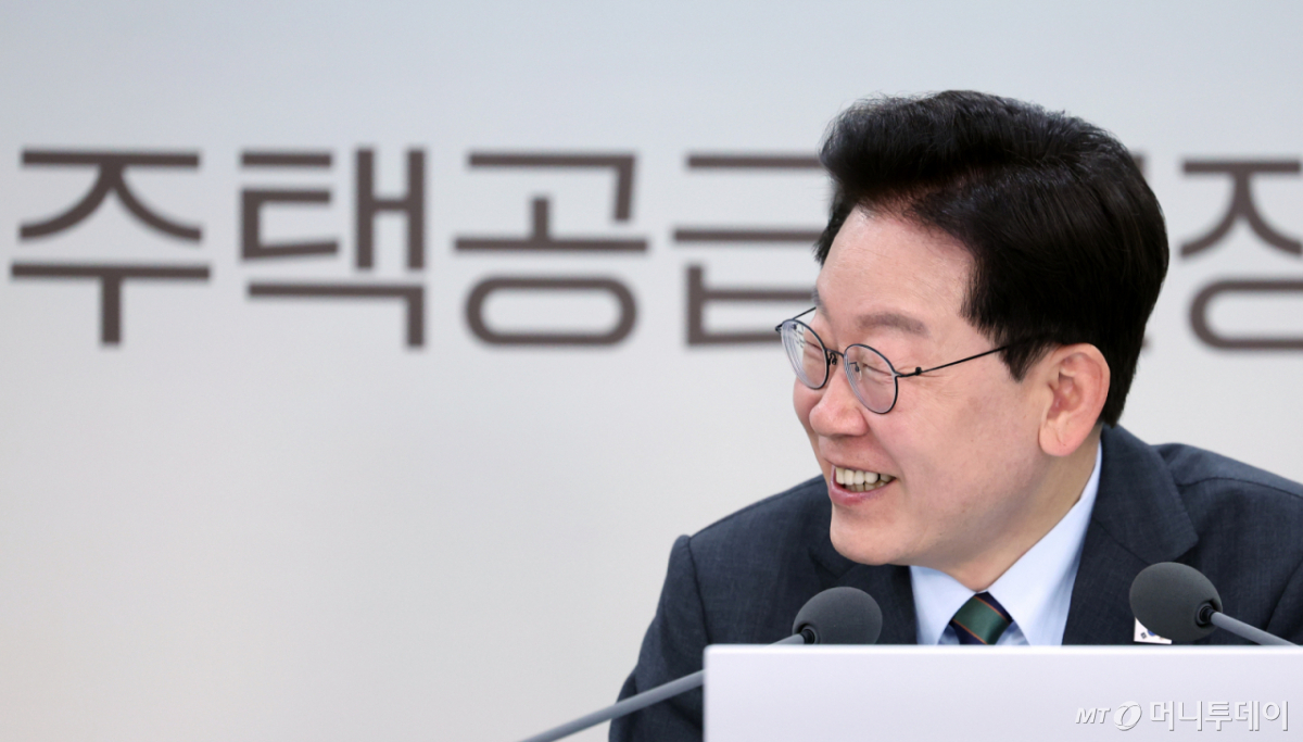 [인천=뉴시스] 조성봉 기자 = 이재명 대통령이 20일 인천 계양 공공주택지구에서 열린 주택공급 현장 간담회에서 미소를 짓고 있다. (청와대통신사진기자단) 2026.10.20. suncho21@newsis.com /사진=